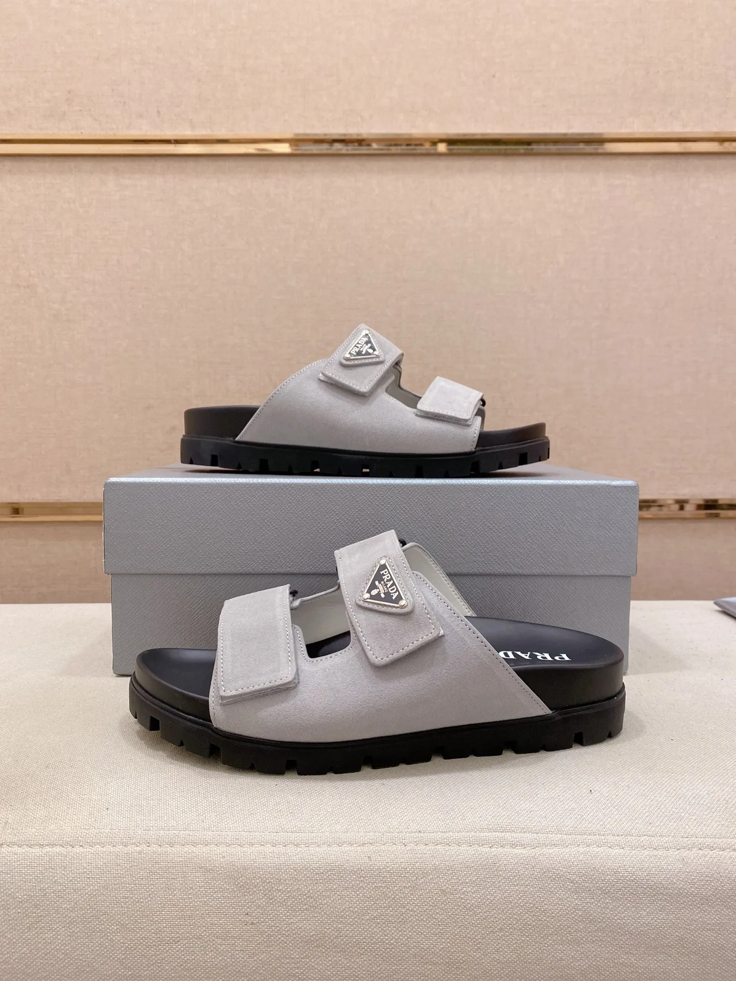 Men's shoes 💰: 440💰 [PRADA Slippers] High-end men's shoes brand official website 1:1 latest masterpiece: original mold opening and customization, the fabric is made of imported suede cowhide original material, upgraded outsole, lighter and non-slip. The market's top quality, simple yet tasteful, a must-have for fashionistas, fashionable at your feet, full of confidence, the same style at the counter 👍The season of summer slippers is here. Code: 38-45